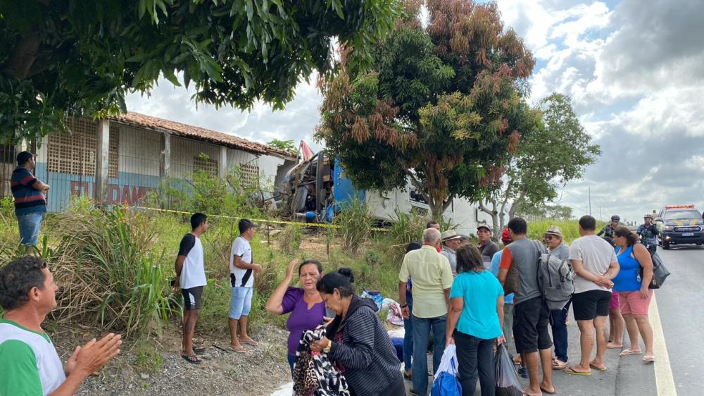 Ônibus com Romeiros tomba na BR 230 na Paraíba; motorista morreu