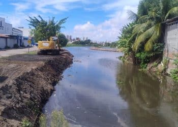 Defesa Civil intensifica limpeza e desassoreamento de rios para o período de chuvas e prevenir inundações