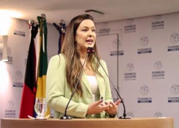 Camila Toscano cobra informações sobre taxas para utilizar Vila Olímpica de Guarabira