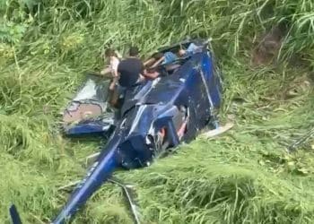 Helicóptero cai com três adultos e uma criança em Campina  Grande