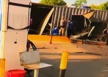 Bandidos explodem caixa eletrônico em posto de combustíveis no Portal do Sol