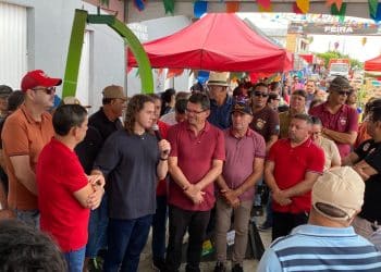 Veneziano visita feira de Barra de São Miguel, que recebe carro-pipa, equipamentos agrícolas e ambulância do SAMU