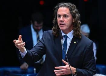 Senado aprova projeto relatado por Veneziano que incentiva o primeiro emprego para jovens