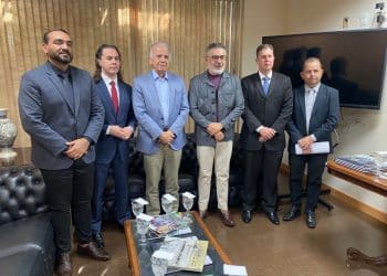 Ao lado de prefeitos, Veneziano vai ao Ministério da Defesa solicitar apoio do Exército na recuperação de estradas obstruídas após as chuvas