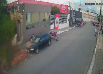 VÍDEO – MILAGRE EM ESPERANÇA: Muro desaba segundos após passagem de criança de 11 anos