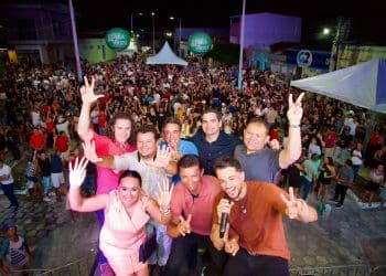 No 3º Festival do Leite e do Mel de São José da Lagoa Tapada, Veneziano é recebido pelo prefeito Neto de Coraci e outros prefeitos da região