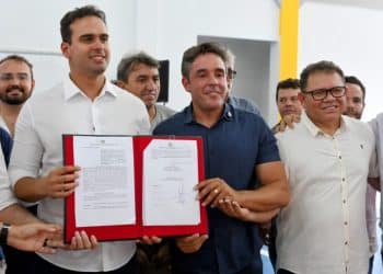 Governador Lucas Ribeiro entrega escola reformada, visita obra e fortalece cadeia produtiva do mel no Sertão