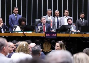 Câmara aprova em dois turnos fim da escala 6×1 com jornada máxima de 40 horas semanais