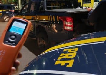 PRF na Paraíba flagra três condutores embriagados, crime tributário e tira arma de fogo de circulação