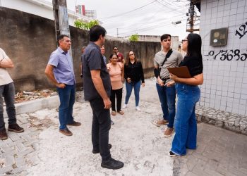 Leo Bezerra vistoria vias da comunidade Riachinho que receberão pavimento de piso intertravado