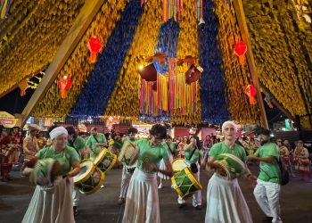 Maracagrande e grupos folclóricos levam tradição, brilho e emoção em cortejo n’O Maior São João do Mundo