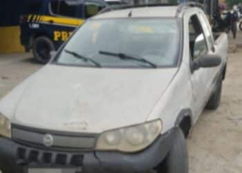 PRF Apreende Caminhonete com Sinais de Adulteração e Prende Condutor na BR-104, em Queimadas