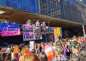 Mulheres lésbicas e bissexuais fazem caminhada em SP contra violência