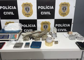 EM SOLÂNEA: Dois suspeitos são presos com drogas em veículo utilizado no tráfico