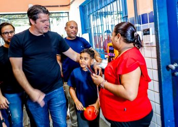 Leo Bezerra anuncia reforma da Escola Municipal Presidente João Pessoa durante aula inaugural do Procon Vai às Aulas 2026
