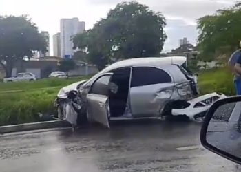 Motorista fica ferida em acidente entre dois carros na BR-230, em João Pessoa