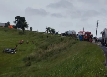 Veículo capota na BR-230, na grande João Pessoa