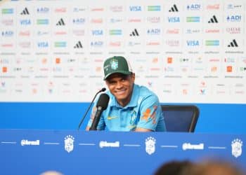 ELOGIADO, DOUGLAS SANTOS QUER SEGUIR “ALEGRANDO TODO TORCEDOR BRASILEIRO”