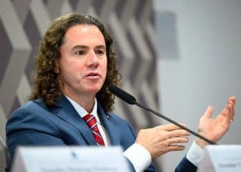 Projeto de Veneziano abona faltas para pais e mães que acompanhem seus filhos com doenças graves ou hospitalizados