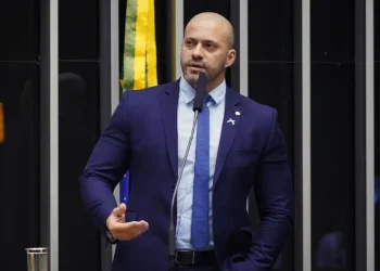 Moraes dá 48h para Daniel Silveira explicar publicação de vídeo no X