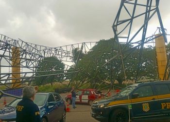 Estrutura de posto da PRF desaba e atinge veículos em São José de Mipibu