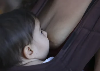 Amamentação reduz risco de doença cardíaca na mãe
