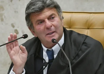 Fux suspende decisão de Dino que restabelecia posts de Nossa Senhora
