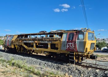 Obras do VLT avançam com chegada de máquina especializada para nivelamento e alinhamento da via permanente