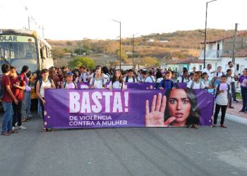 Monte Horebe une população e autoridades em caminhada histórica pelo fim da violência contra a mulher