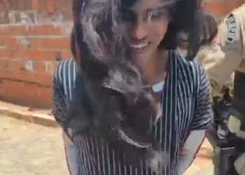 Homem usando peruca e roupas femininas é preso com 5 mandados de homicídio no Vale do Mamanguape