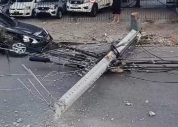 Carro colide com poste e deixa trecho da Avenida Cruz das Armas interditado em João Pessoa