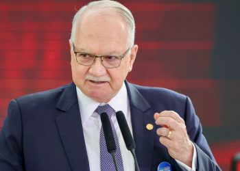 Fachin dá 5 dias para Mendonça e Gonet responderem acusação de Moraes