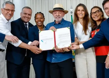 Lula sanciona lei de incentivo ao desenvolvimento do futebol feminino