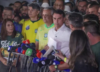 Moraes manda Flávio entregar passaporte e o proíbe de deixar o país