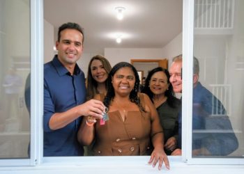 Lucas Ribeiro entrega apartamentos e assegura moradia digna a famílias de Patos