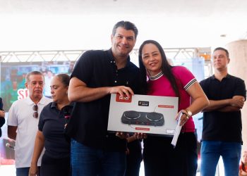 Reconhecimento –  Leo Bezerra anuncia antecipação dos salários em comemoração do Dia do Servidor com programação no CAM