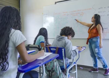 Flávio quer escolas militares; Lula propõe ampliar educação integral